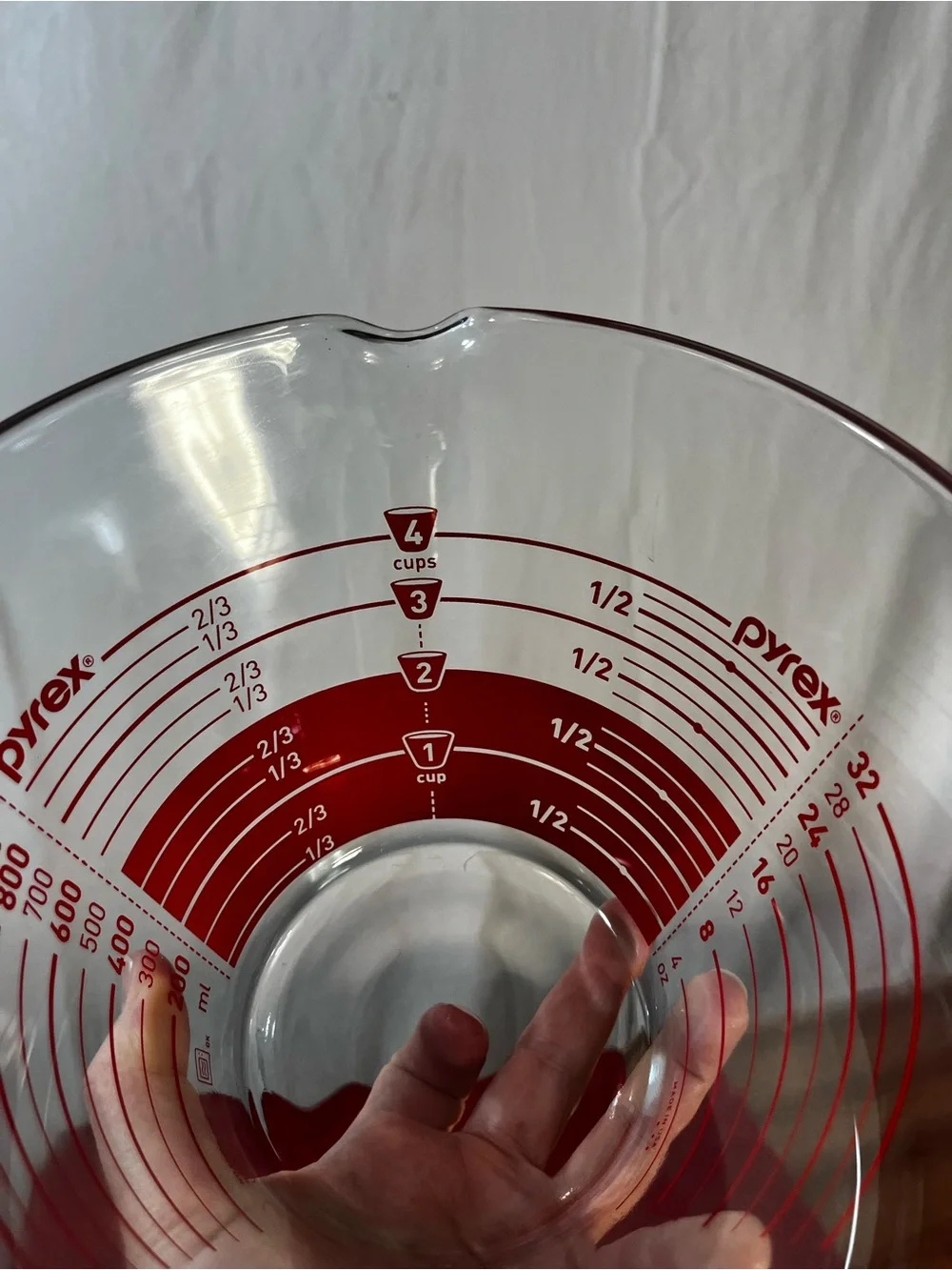 Pyrex Glass Measuring Cup with Red Accents 4 cups/one liter with plastic lid